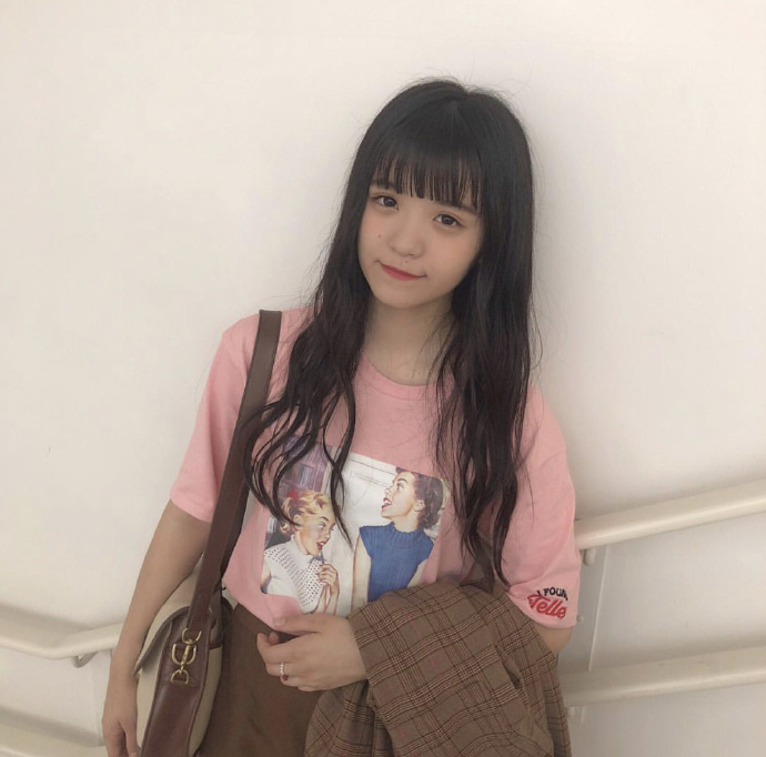 可爱的齐刘海女孩图片