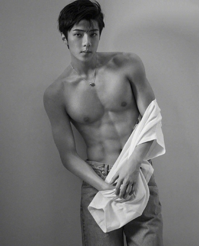 韩国男歌手吴世勋&times;LEON KOREA 2018肌肉图片 4