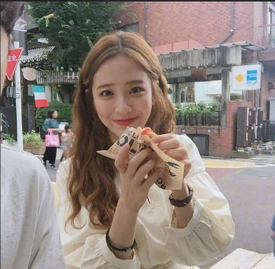 休闲随性风的长卷发美女图片 2