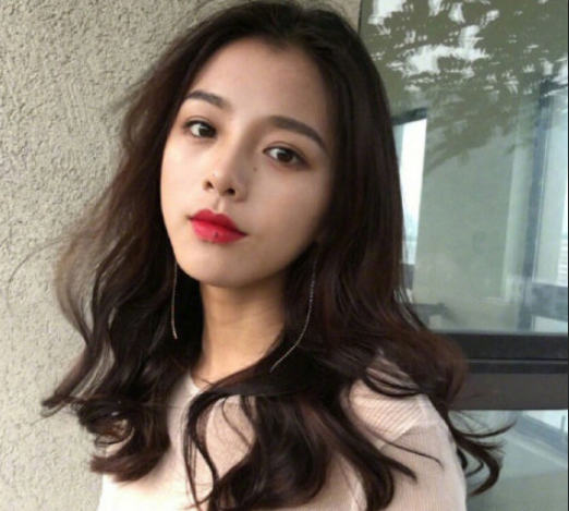 休闲随性风的长卷发美女图片 3
