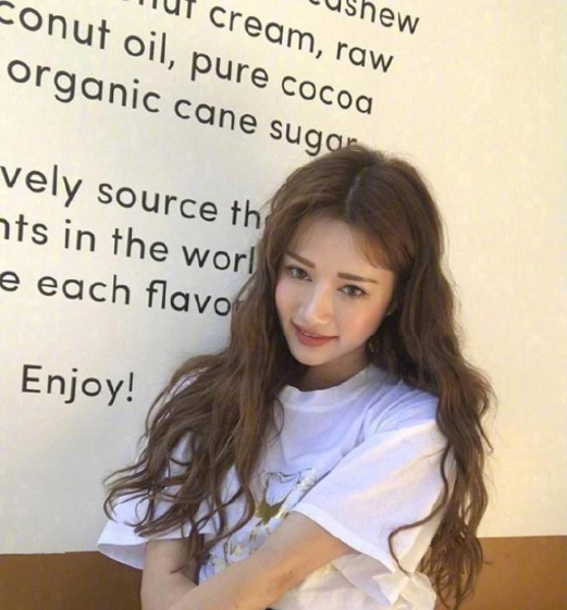 休闲随性风的长卷发美女图片 4