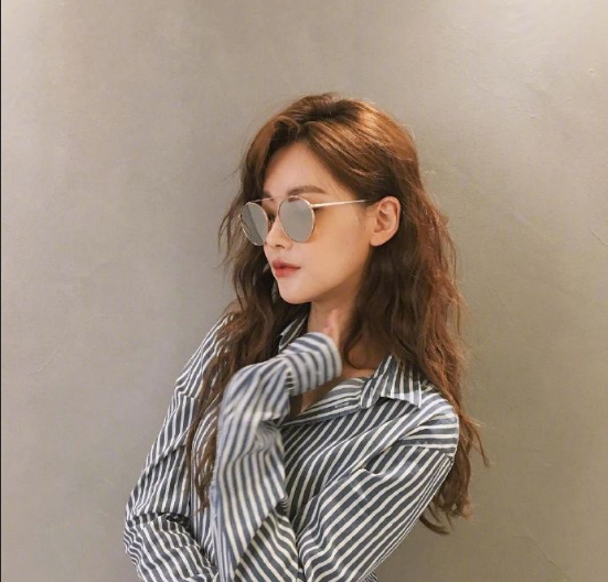 休闲随性风的长卷发美女图片 5