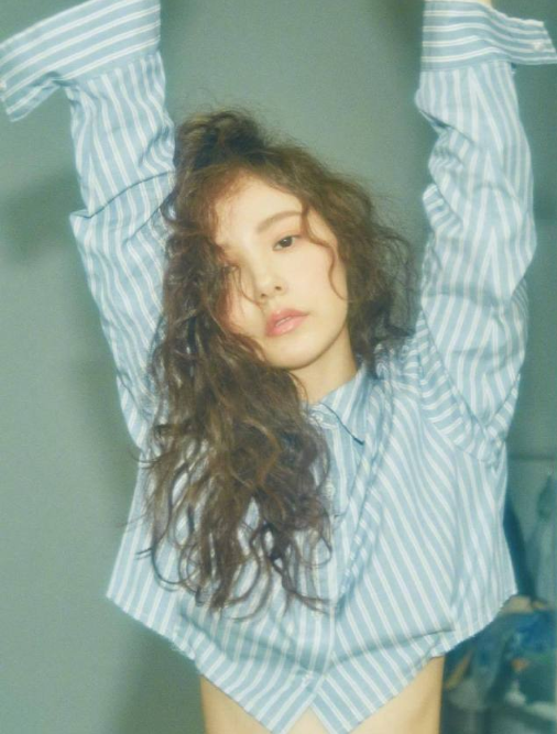 休闲随性风的长卷发美女图片 6