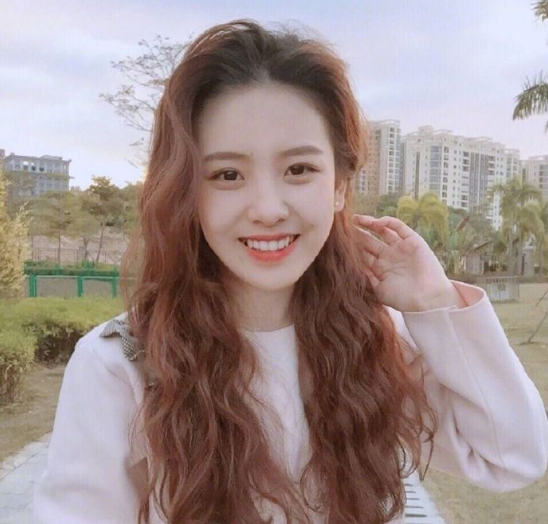 休闲随性风的长卷发美女图片 7