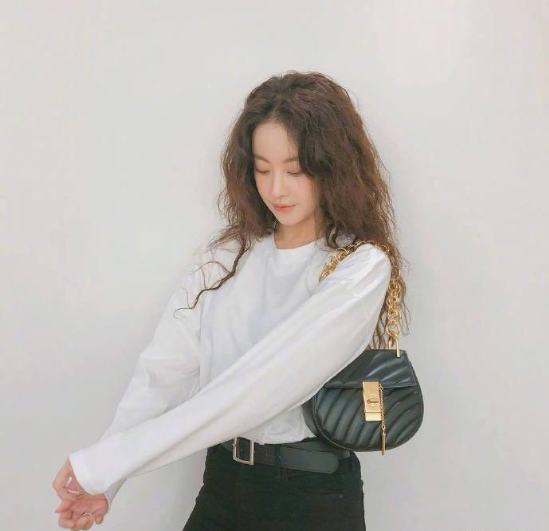 休闲随性风的长卷发美女图片 8