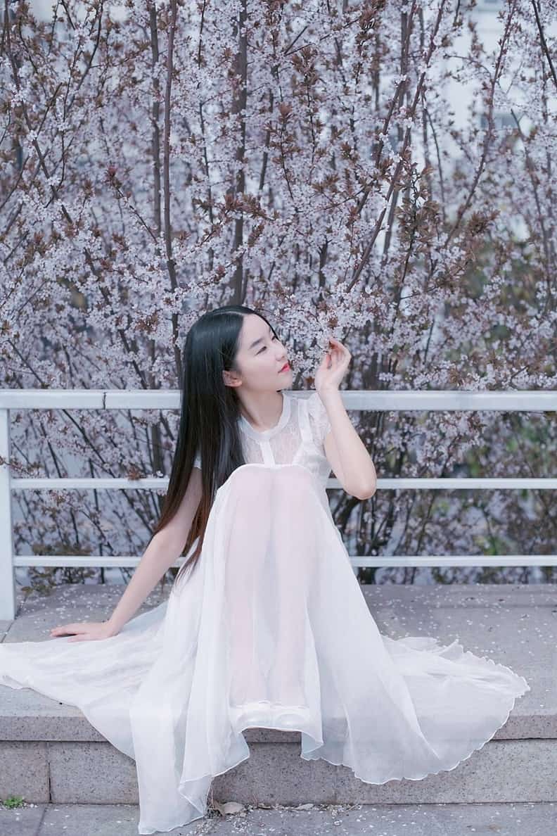 单眼皮美女白色长裙清纯迷人写真图片 2