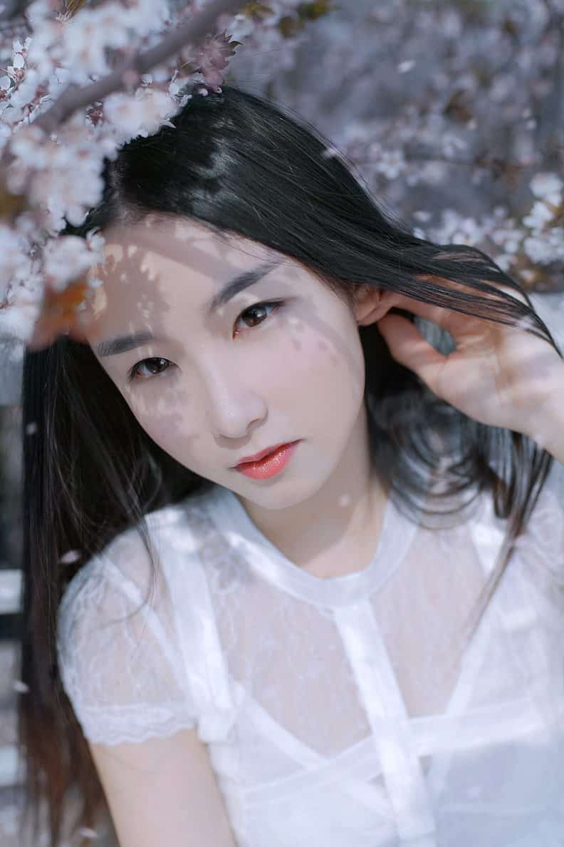单眼皮美女白色长裙清纯迷人写真图片 3