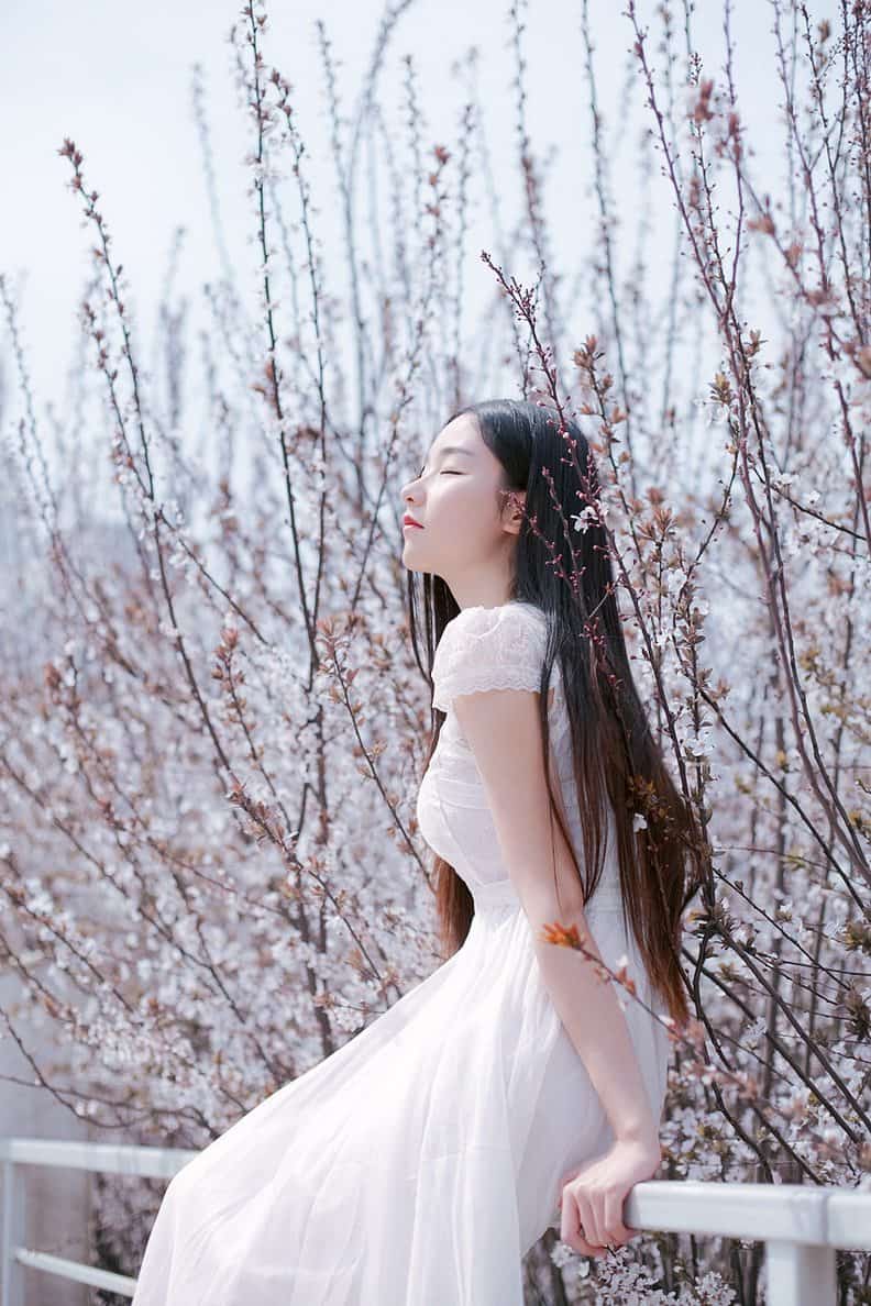 单眼皮美女白色长裙清纯迷人写真图片 4