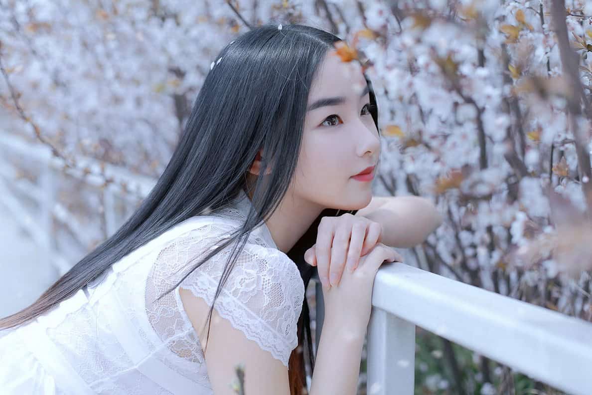 单眼皮美女白色长裙清纯迷人写真图片 5