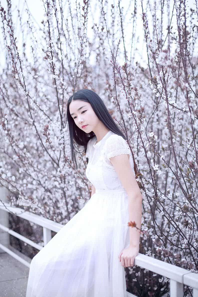 单眼皮美女白色长裙清纯迷人写真图片 6