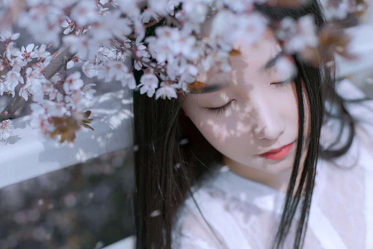 单眼皮美女白色长裙清纯迷人写真图片 7