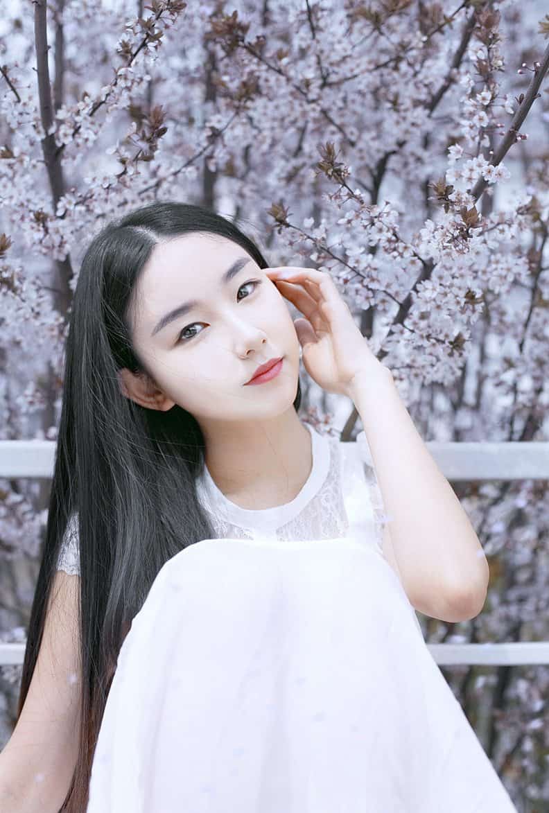 单眼皮美女白色长裙清纯迷人写真图片 8