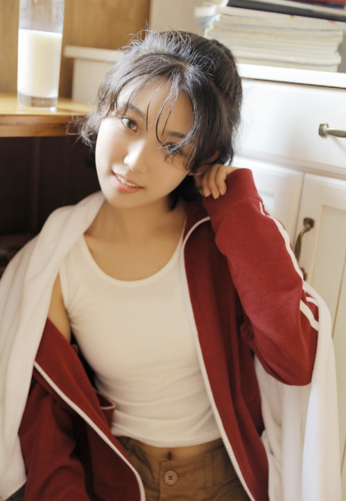 运动服美少女性感酥胸图片 2