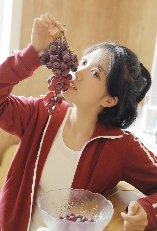 运动服美少女性感酥胸图片 4