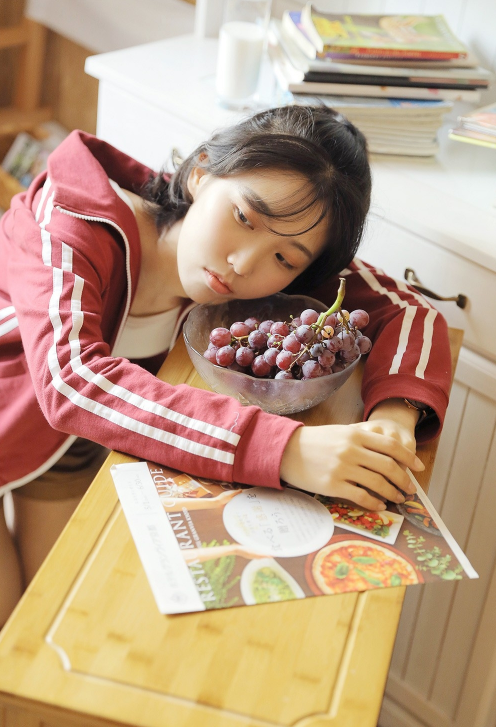 运动服美少女性感酥胸图片 5