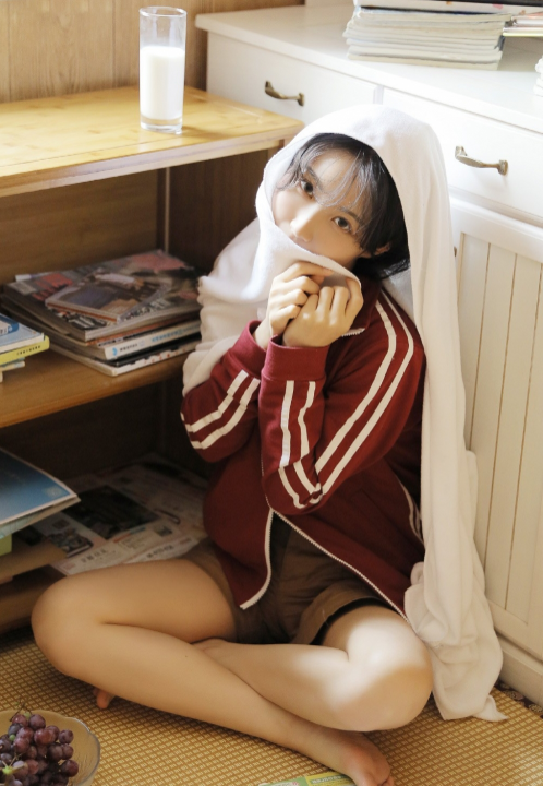 运动服美少女性感酥胸图片 7
