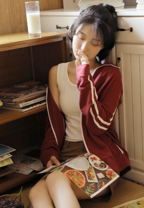 运动服美少女性感酥胸图片 10