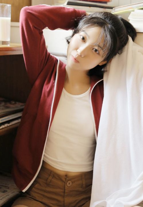 运动服美少女性感酥胸图片 11