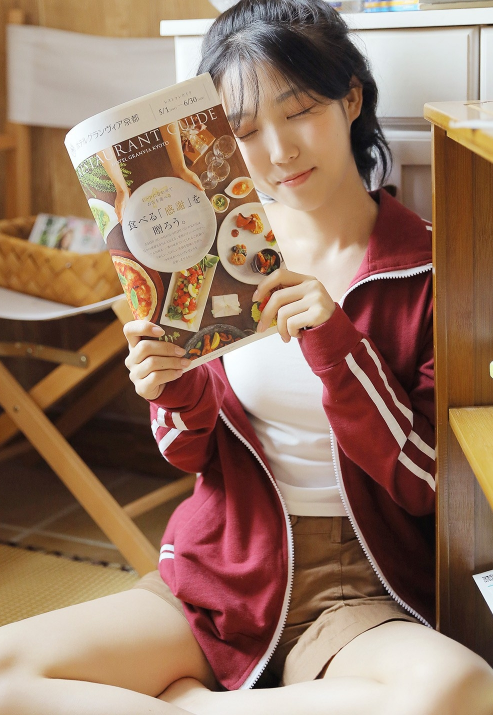 运动服美少女性感酥胸图片 12