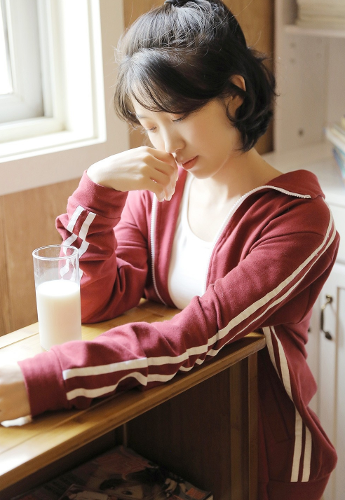运动服美少女性感酥胸图片 14