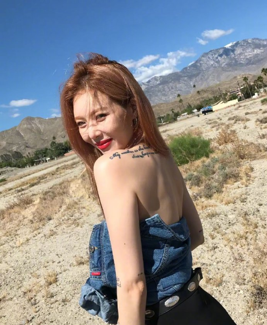 韩国美女明星泫雅诠释牛仔外套抹胸性感穿法 2
