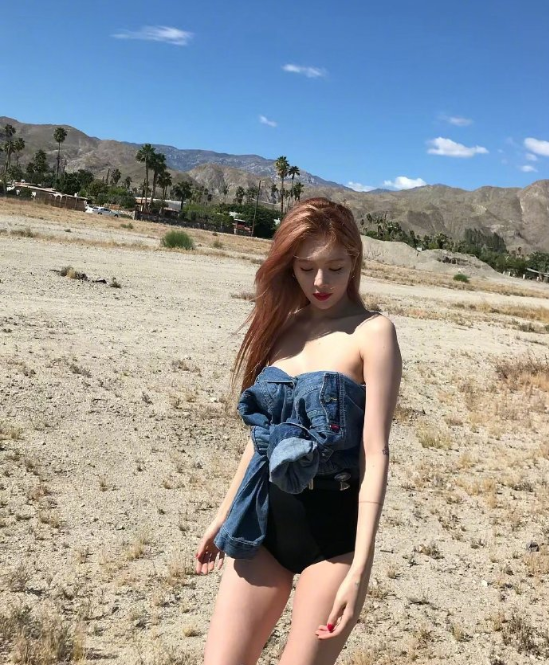韩国美女明星泫雅诠释牛仔外套抹胸性感穿法 4