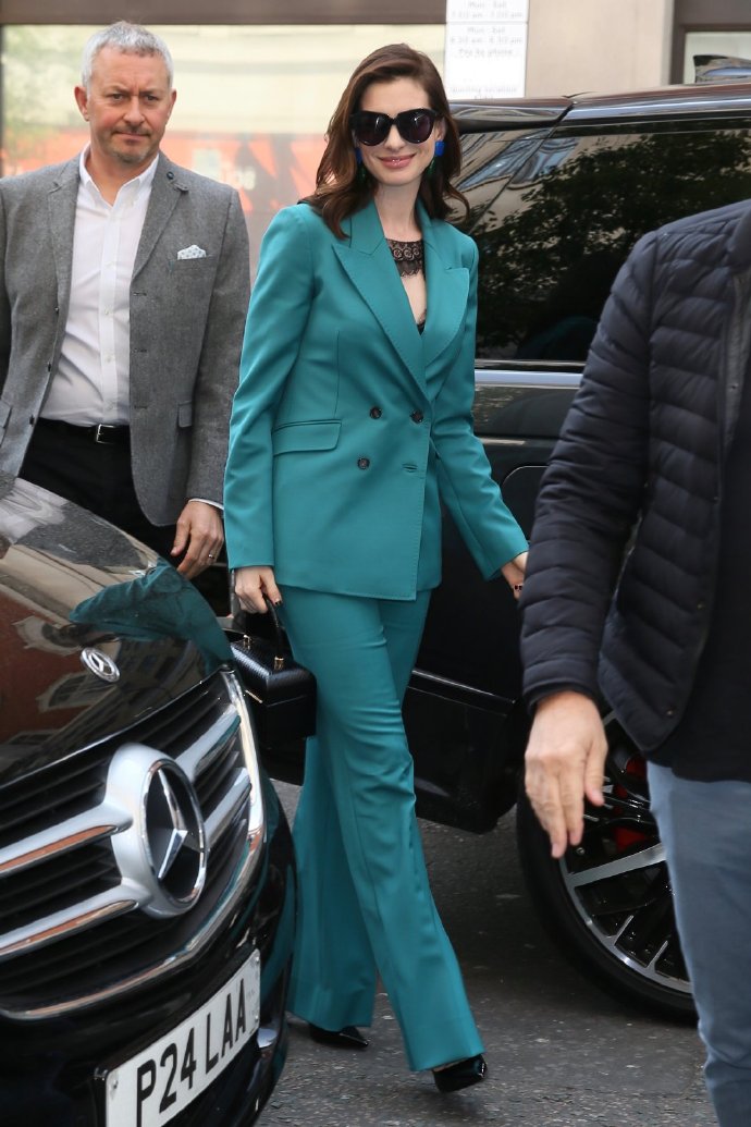 欧美美女明星安妮.海瑟薇Anne Hathaway绿色西服图片 2