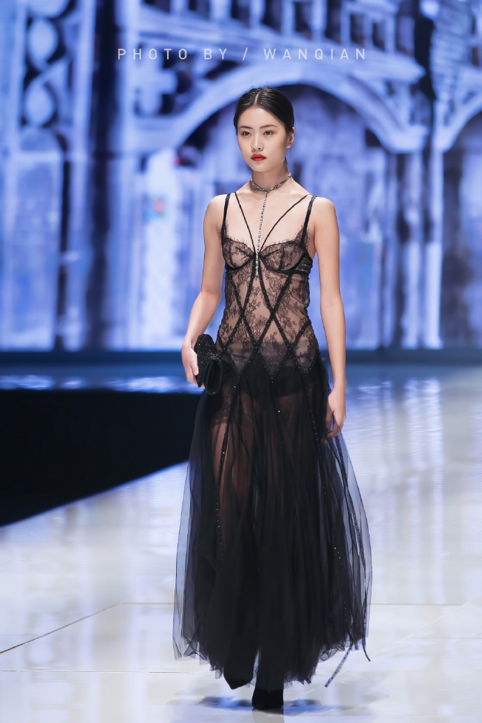 2018SIUF内衣秀性感图片 4