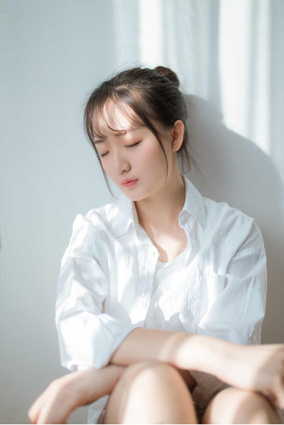 00后美女丸子头居家写真图片 2