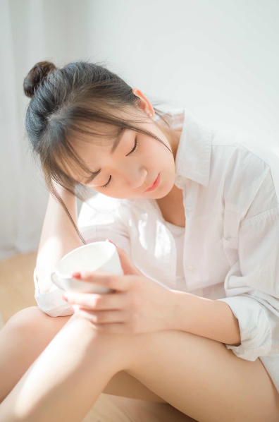 00后美女丸子头居家写真图片 3