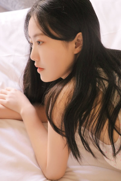 00后美女丸子头居家写真图片 4