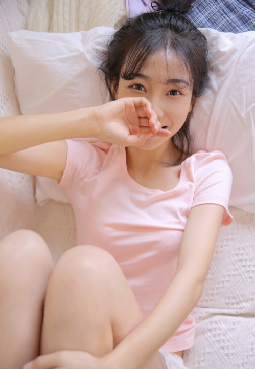 00后美女丸子头居家写真图片 7