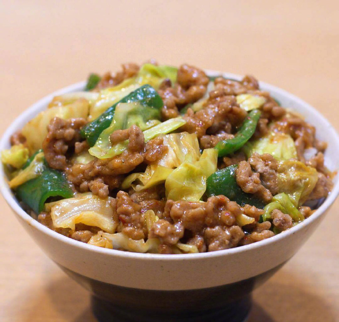 日本小哥哥制作的各种盖饭炒饭图片