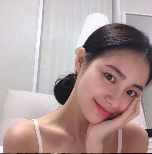 黑色长发美女图片 4