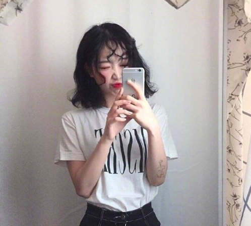 今年超流行的齐肩超卷发美女图片