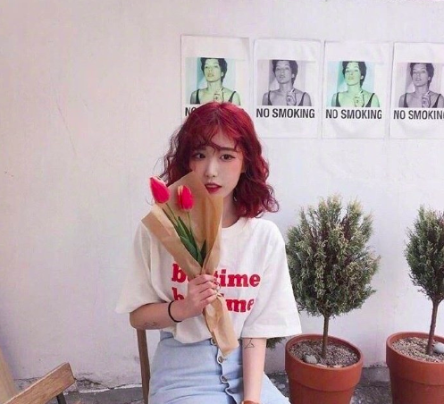 今年超流行的齐肩超卷发美女图片 2