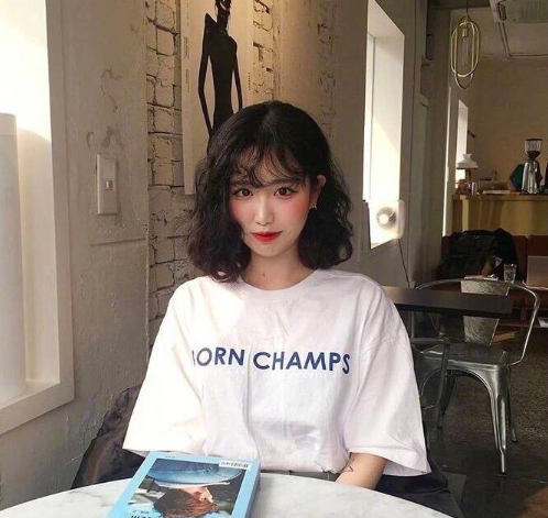 今年超流行的齐肩超卷发美女图片 3