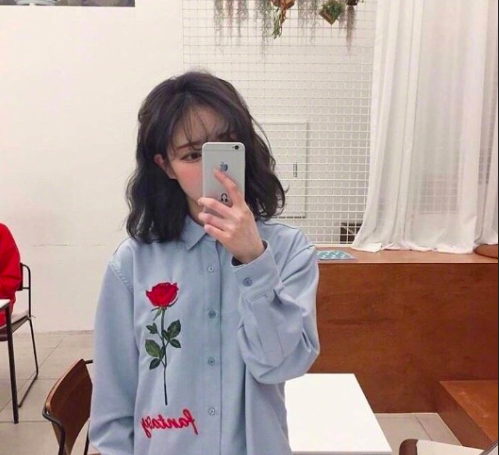 今年超流行的齐肩超卷发美女图片 5