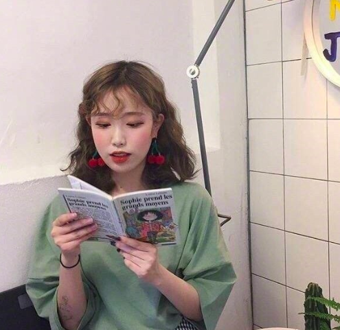 今年超流行的齐肩超卷发美女图片 7