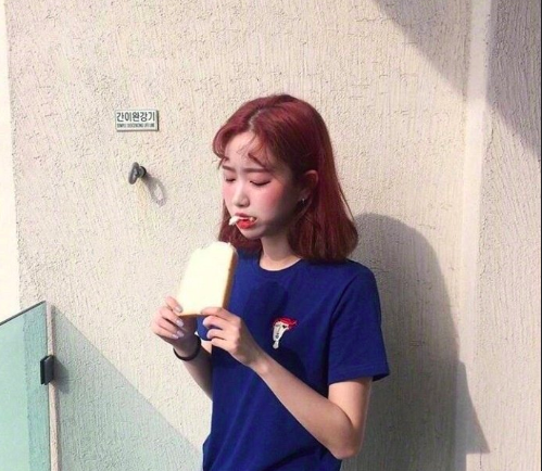 今年超流行的齐肩超卷发美女图片 8