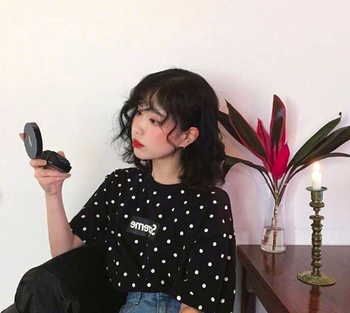 今年超流行的齐肩超卷发美女图片 9