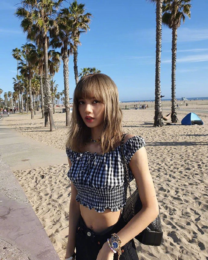 韩国美女组合BLACKPINK成员lisa出游图片 3
