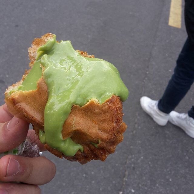 超喜欢吃抹茶泡芙甜点图片