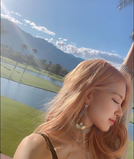 韩国美女组合Blackpink朴彩英Rose游玩图片 2