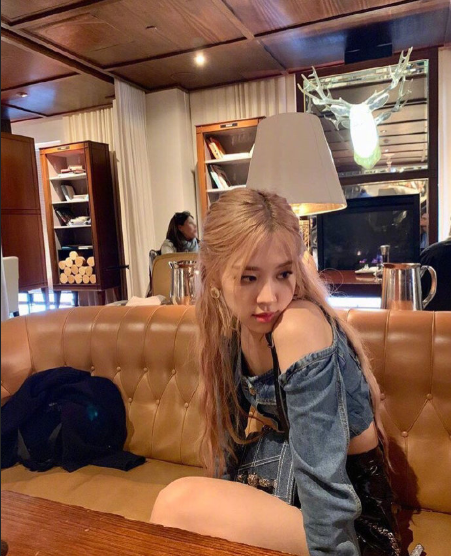 韩国美女组合Blackpink朴彩英Rose游玩图片 5