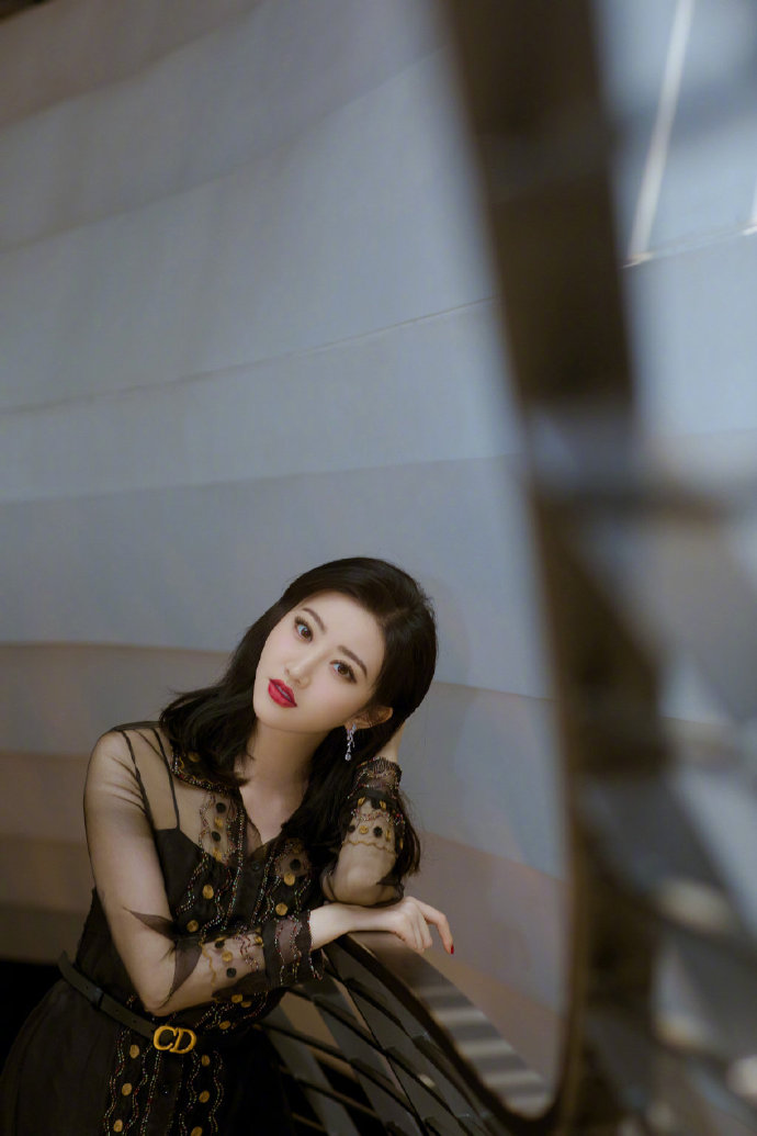 黑色薄纱长裙性感优雅的景甜图片 4