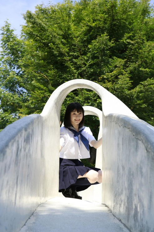 日本学生妹宮本佳林俏皮写真图片 2