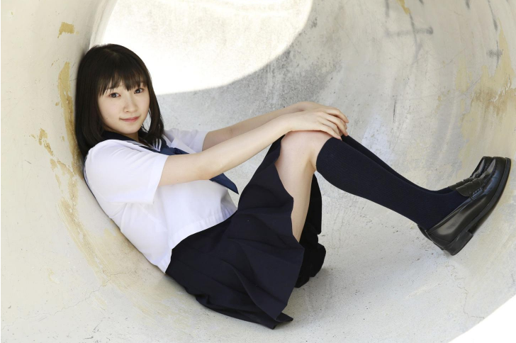 日本学生妹宮本佳林俏皮写真图片 5