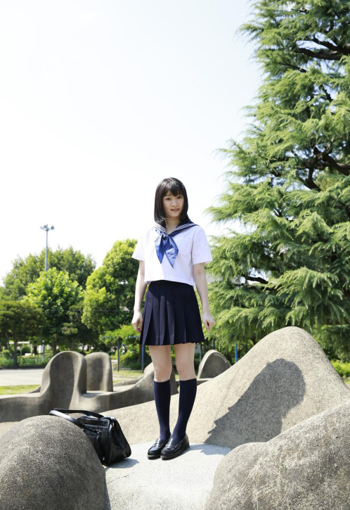 日本学生妹宮本佳林俏皮写真图片 11