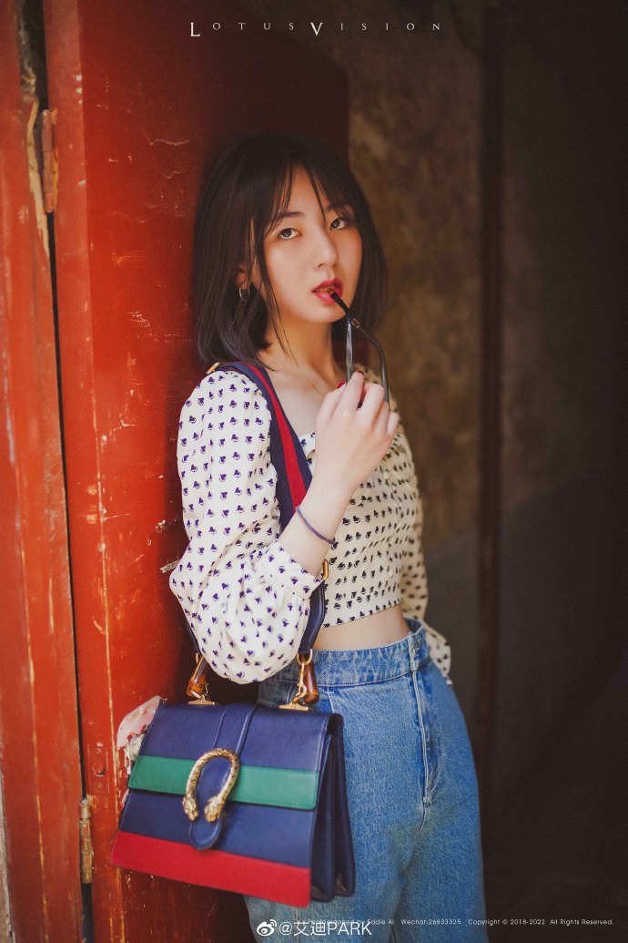 清纯美女的时髦穿搭图片 3